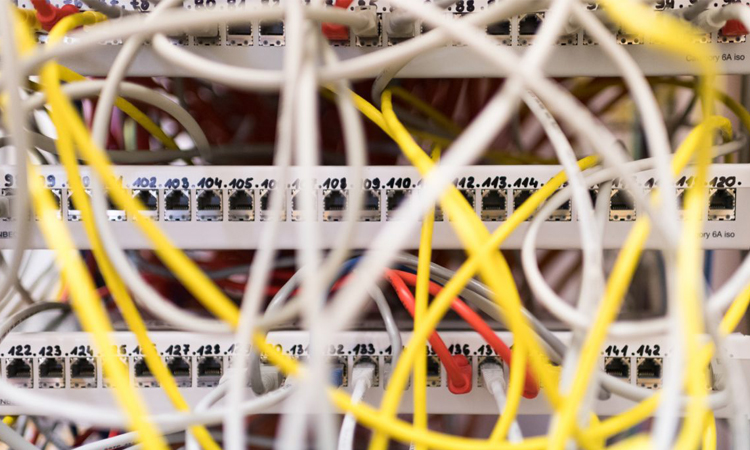 Digitale Welt: Server mit vielen Kabeln